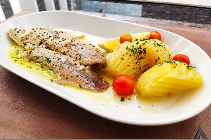 Rainbow-trout-with-garlic-butter-lemon-sauce-and-boiled-potatoes