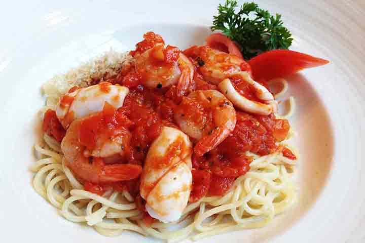 Spaghetti-seafood-with-tomato-sauce